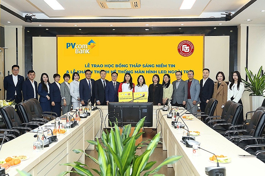 PVcomBank trao tặng học bổng và hệ thống màn hình LED cho trường Đại học Ngoại thương