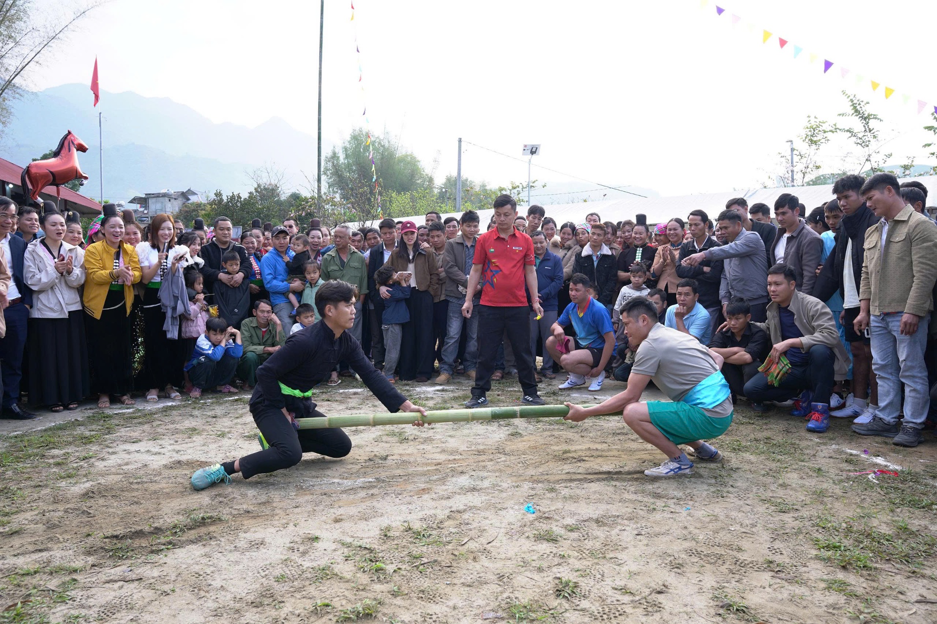 Lai Châu: Đầu Xuân về Tân Uyên vui hội Xòe Chiêng với đồng bào dân tộc Thái