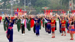 Hơn 1.000 phụ nữ Tuyên Quang rực rỡ trong màn đồng diễn áo dài, giao lưu dân vũ