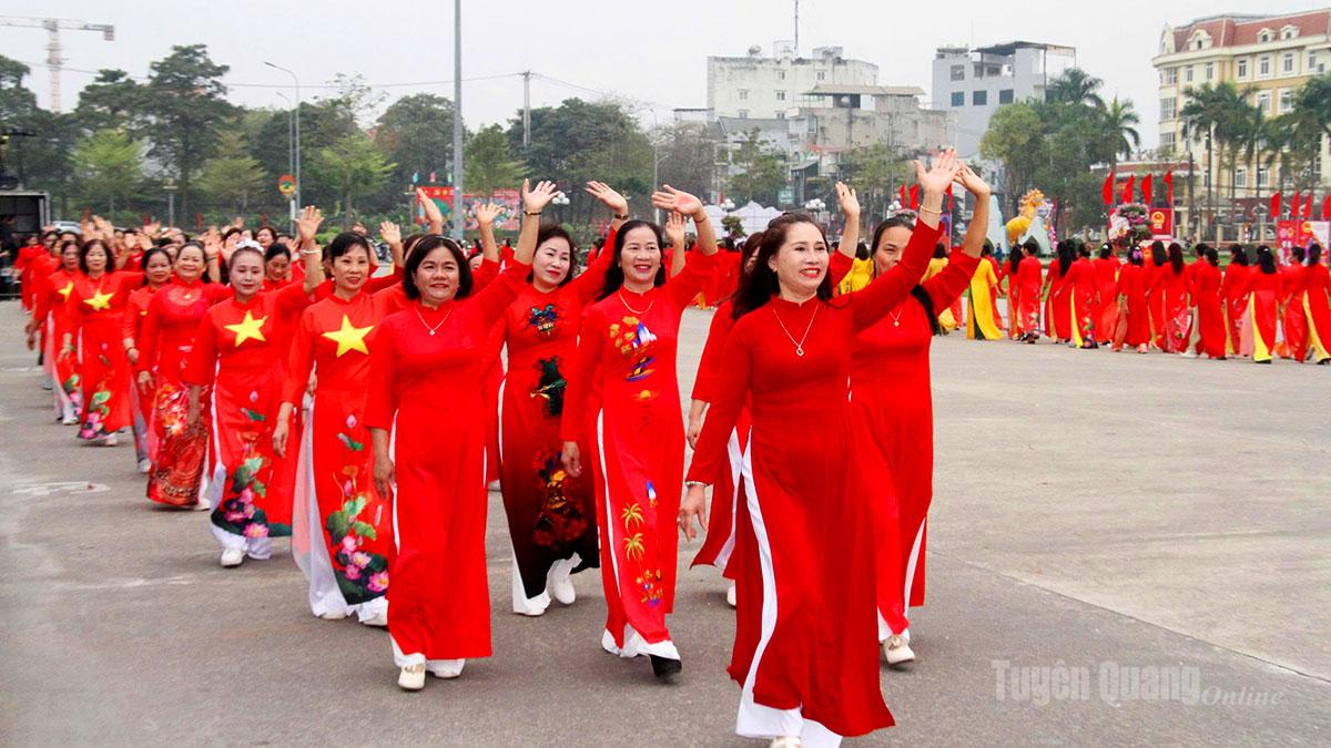 Hơn 1.000 phụ nữ Tuyên Quang rực rỡ trong màn đồng diễn áo dài, giao lưu dân vũ