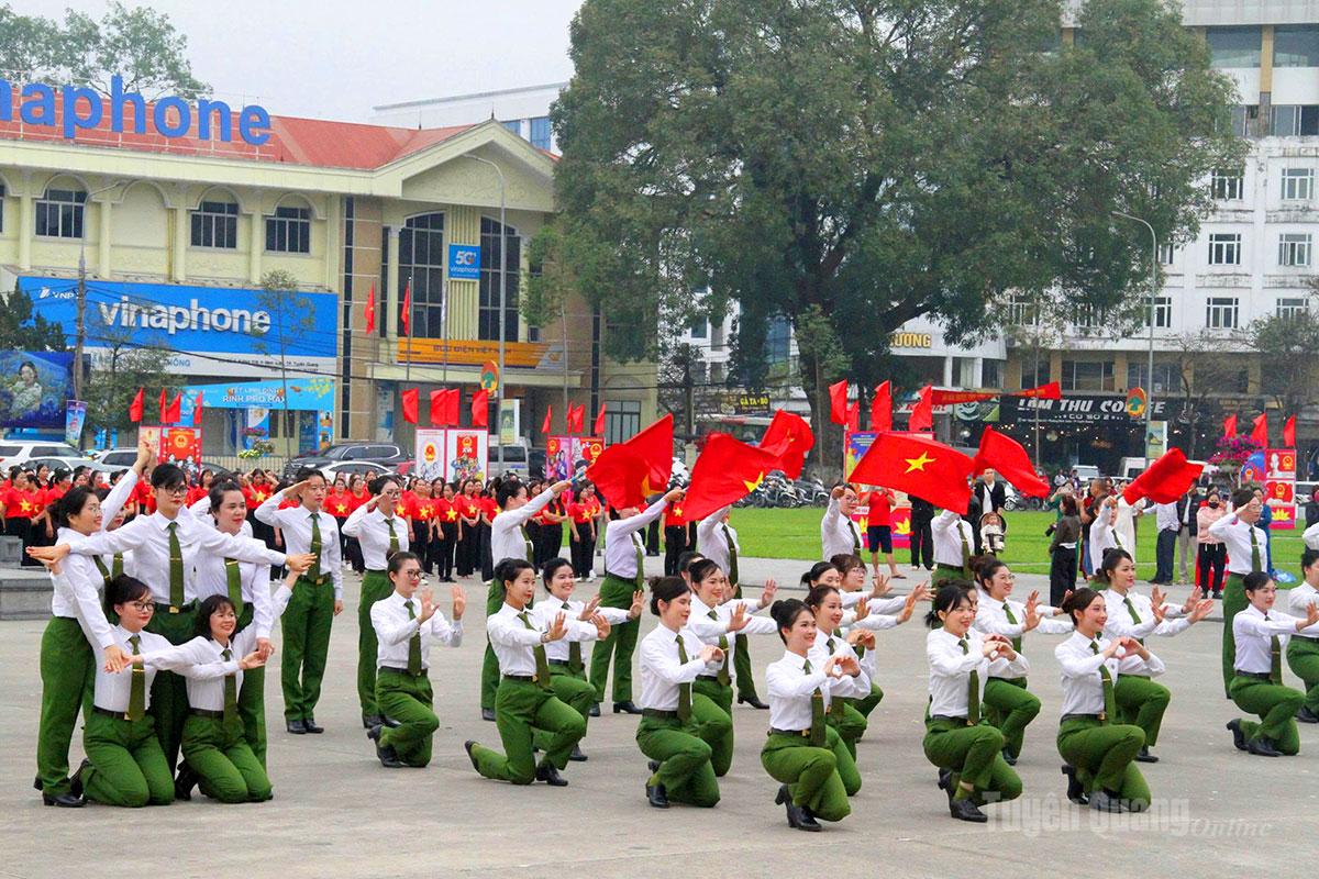 Hơn 1.000 phụ nữ Tuyên Quang rực rỡ trong màn đồng diễn áo dài, giao lưu dân vũ