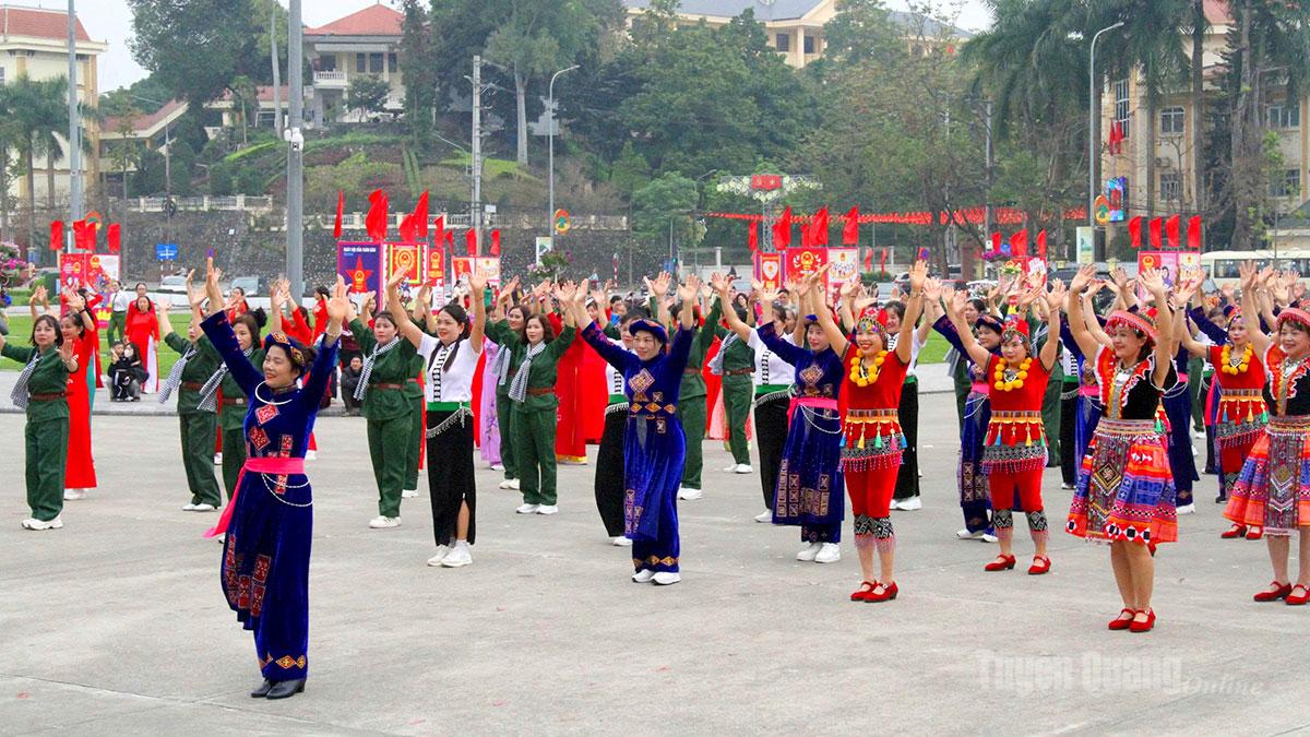 Hơn 1.000 phụ nữ Tuyên Quang rực rỡ trong màn đồng diễn áo dài, giao lưu dân vũ