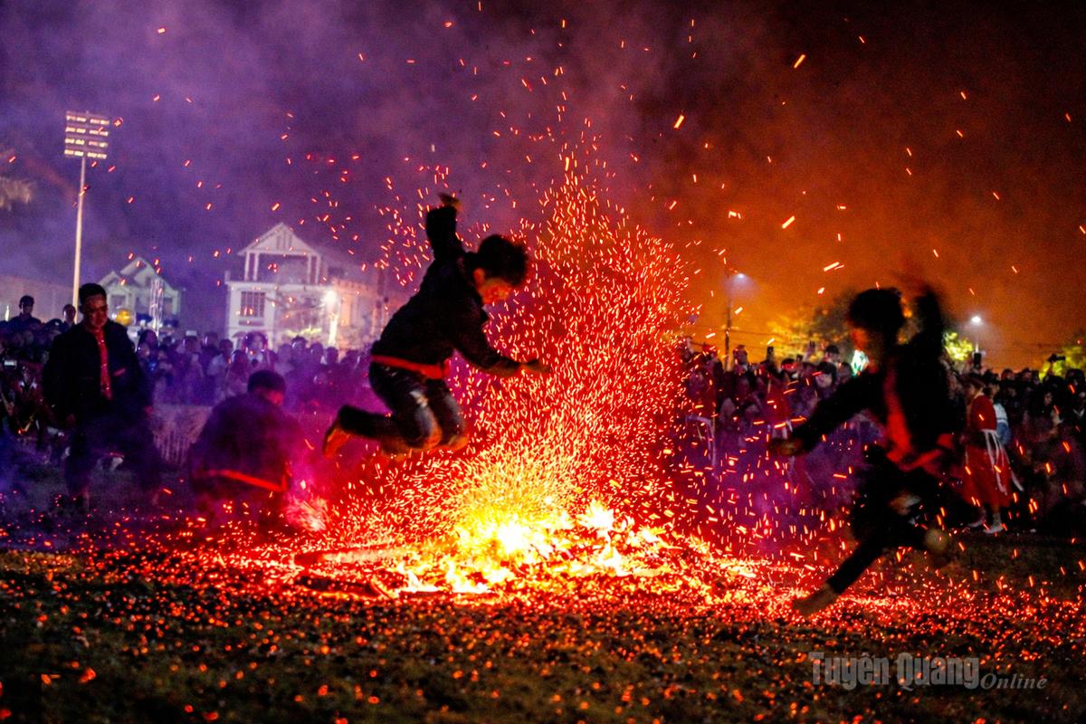 Tuyên Quang: Huyền bí Lễ nhảy lửa của người Dao Đỏ