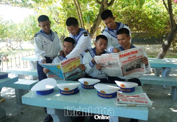 Khánh Hòa: Đọc báo ở Trường Sa