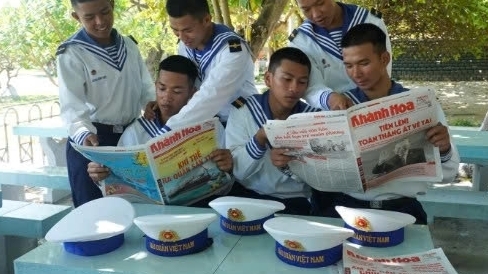 Khánh Hòa: Đọc báo ở Trường Sa