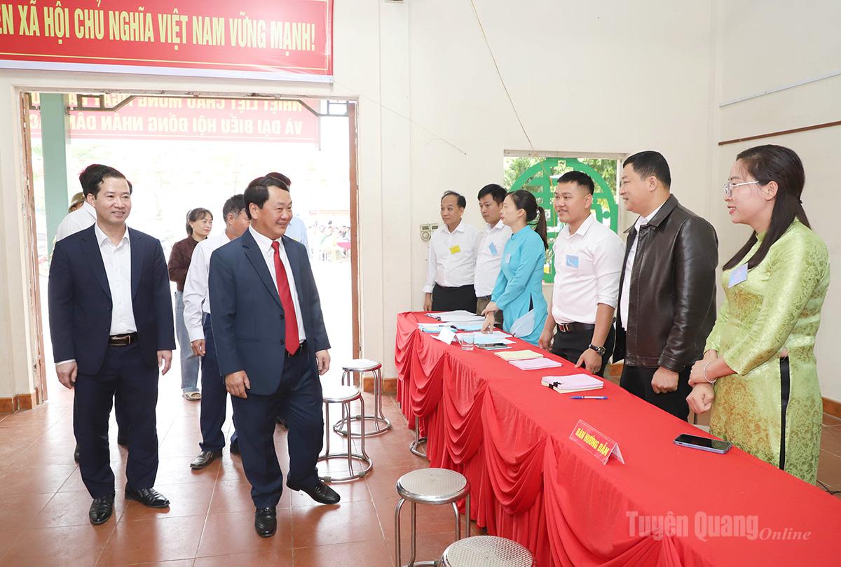 Bí thư Tỉnh ủy Hầu A Lềnh dự Lễ khai mạc và bỏ phiếu tại Khu vực bầu cử số 1 (Đình Tân Trào) xã Tân Trào Bí thư Tỉnh ủy Hầu A Lềnh dự Lễ khai mạc và bỏ phiếu tại Khu vực bầu cử số 1 (Đình Tân Trào) xã Tân Trào