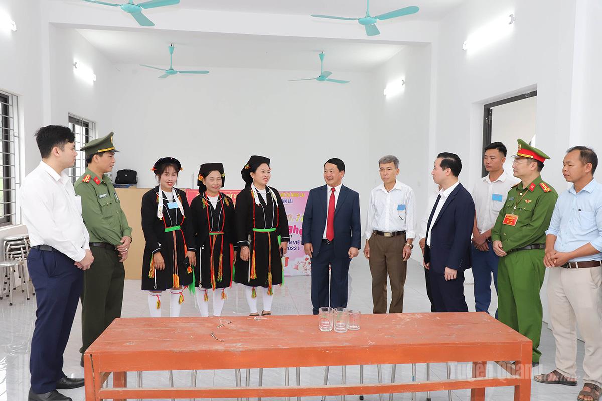 Bí thư Tỉnh ủy Hầu A Lềnh dự Lễ khai mạc và bỏ phiếu tại Khu vực bầu cử số 1 (Đình Tân Trào) xã Tân Trào Bí thư Tỉnh ủy Hầu A Lềnh dự Lễ khai mạc và bỏ phiếu tại Khu vực bầu cử số 1 (Đình Tân Trào) xã Tân Trào