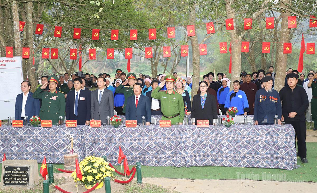 Bí thư Tỉnh ủy Hầu A Lềnh dự Lễ khai mạc và bỏ phiếu tại Khu vực bầu cử số 1 (Đình Tân Trào) xã Tân Trào Bí thư Tỉnh ủy Hầu A Lềnh dự Lễ khai mạc và bỏ phiếu tại Khu vực bầu cử số 1 (Đình Tân Trào) xã Tân Trào