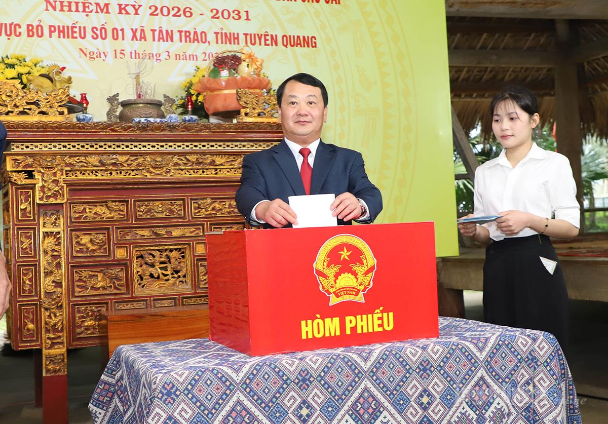 Bí thư Tỉnh ủy Hầu A Lềnh dự Lễ khai mạc và bỏ phiếu tại Khu vực bầu cử số 1 (Đình Tân Trào) xã Tân Trào Bí thư Tỉnh ủy Hầu A Lềnh dự Lễ khai mạc và bỏ phiếu tại Khu vực bầu cử số 1 (Đình Tân Trào) xã Tân Trào