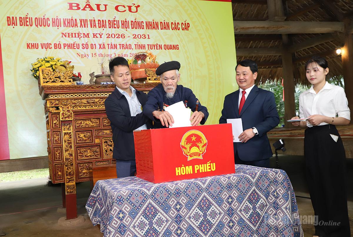 Bí thư Tỉnh ủy Hầu A Lềnh dự Lễ khai mạc và bỏ phiếu tại Khu vực bầu cử số 1 (Đình Tân Trào) xã Tân Trào Bí thư Tỉnh ủy Hầu A Lềnh dự Lễ khai mạc và bỏ phiếu tại Khu vực bầu cử số 1 (Đình Tân Trào) xã Tân Trào