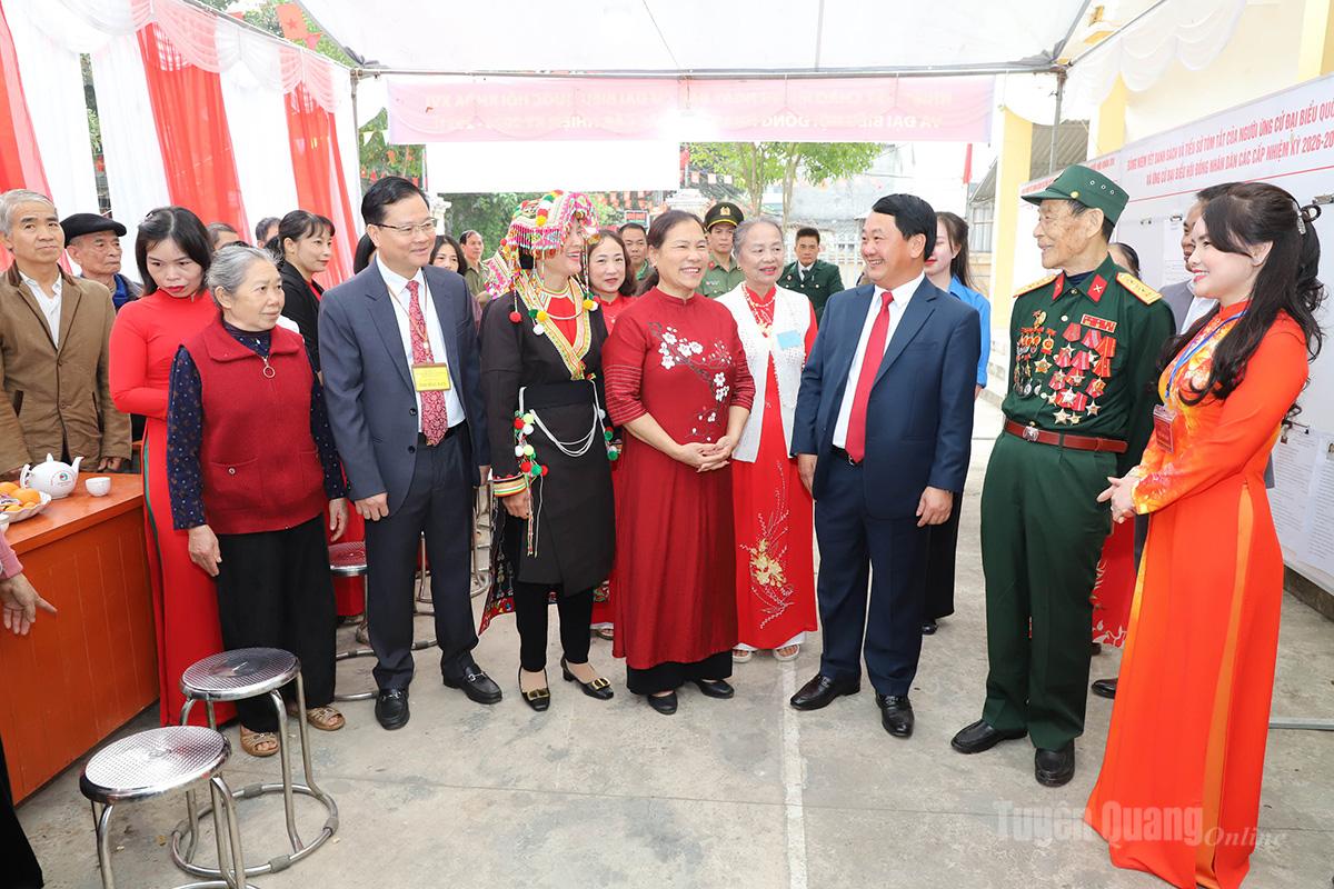 Bí thư Tỉnh ủy Hầu A Lềnh dự Lễ khai mạc và bỏ phiếu tại Khu vực bầu cử số 1 (Đình Tân Trào) xã Tân Trào Bí thư Tỉnh ủy Hầu A Lềnh dự Lễ khai mạc và bỏ phiếu tại Khu vực bầu cử số 1 (Đình Tân Trào) xã Tân Trào