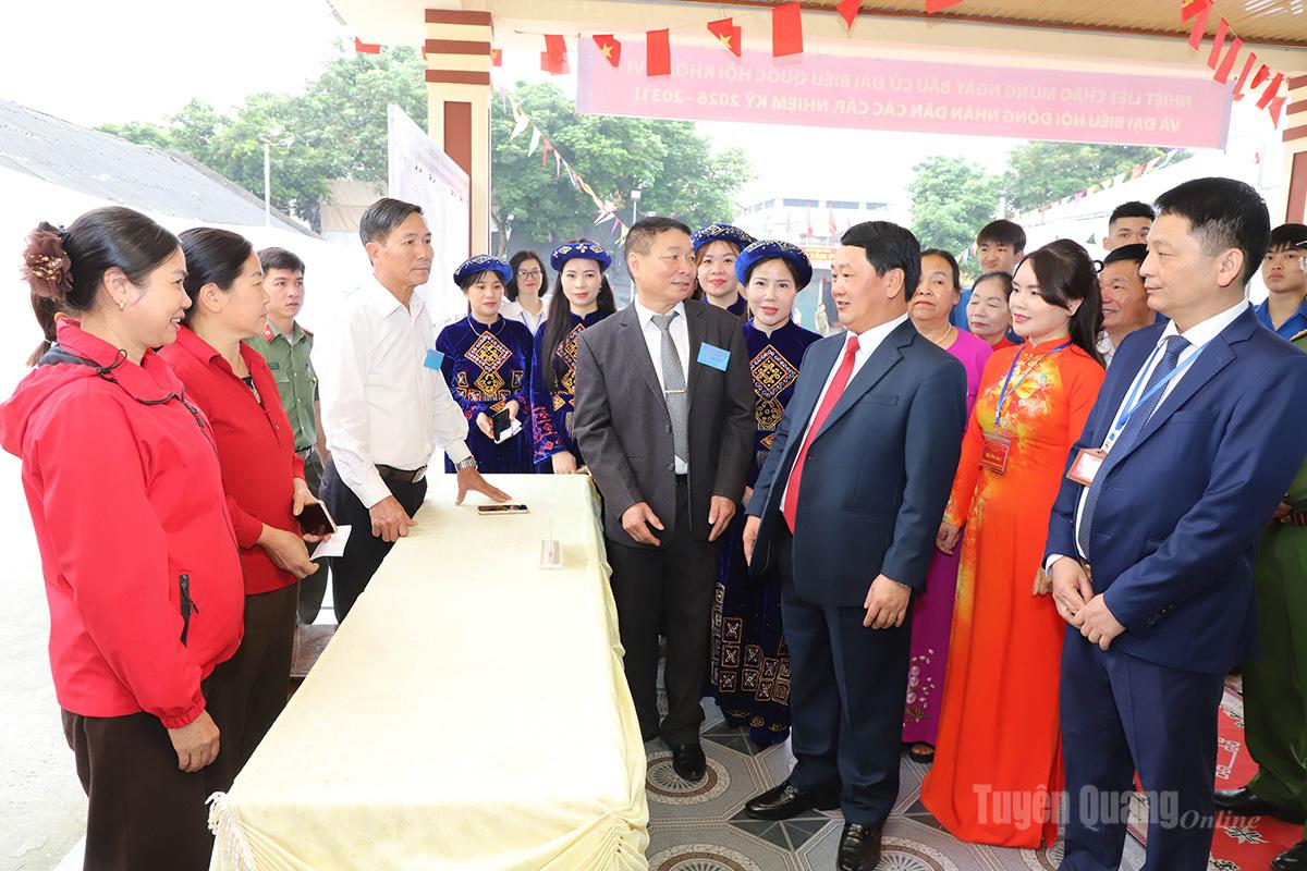 Bí thư Tỉnh ủy Hầu A Lềnh dự Lễ khai mạc và bỏ phiếu tại Khu vực bầu cử số 1 (Đình Tân Trào) xã Tân Trào Bí thư Tỉnh ủy Hầu A Lềnh thăm hỏi, động viên cán bộ Tổ bầu cử xã Sơn Dương.