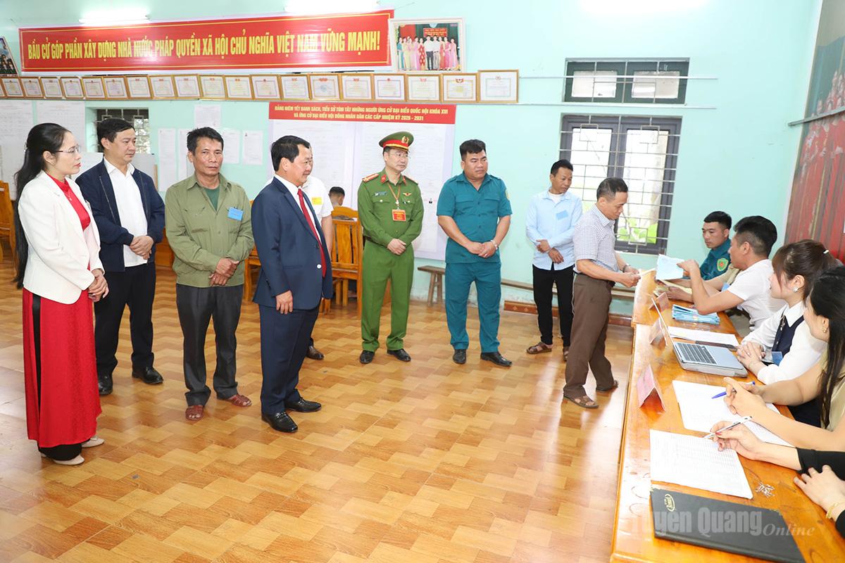 Bí thư Tỉnh ủy Hầu A Lềnh dự Lễ khai mạc và bỏ phiếu tại Khu vực bầu cử số 1 (Đình Tân Trào) xã Tân Trào Bí thư Tỉnh ủy kiểm tra công tác bầu cử tại Khu vực bỏ phiếu số 48, thôn Tân Phúc, xã Tân Thanh.