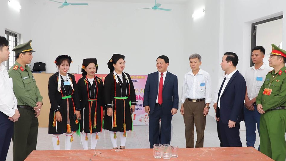 Bí thư Tỉnh ủy Hầu A Lềnh dự Lễ khai mạc và bỏ phiếu tại Khu vực bầu cử số 1 (Đình Tân Trào) xã Tân Trào