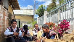 Lâm Đồng: "Hồi sinh" nghề đan gùi dưới chân núi Tà Ngào