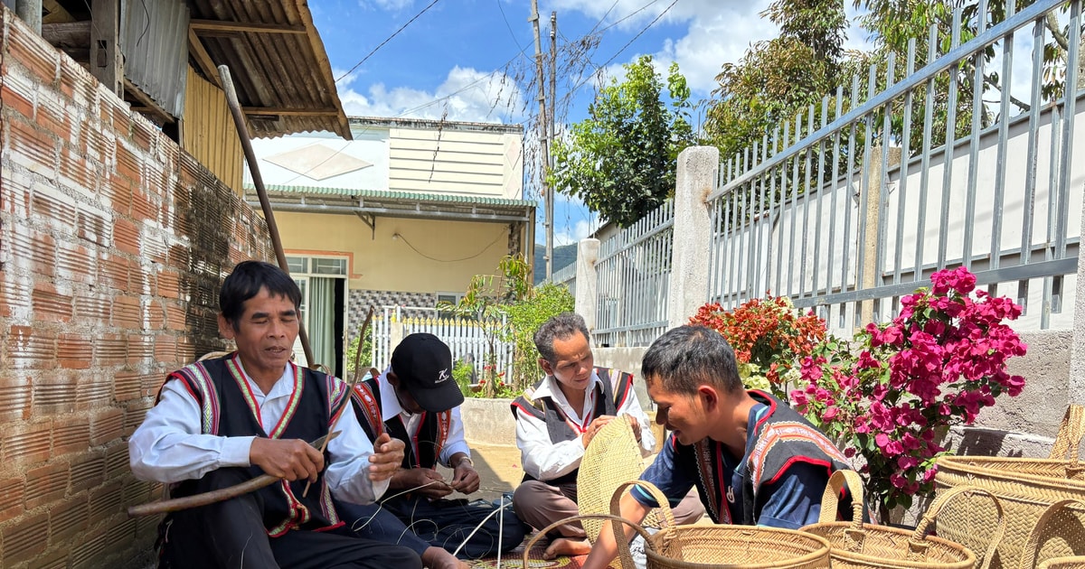 Lâm Đồng: "Hồi sinh" nghề đan gùi dưới chân núi Tà Ngào