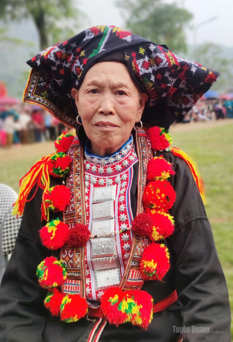 Tuyên Quang: Bộ trang phục cưới được gìn giữ hơn bảy thập kỷ Tuyên Quang: Bộ trang phục cưới được gìn giữ hơn bảy thập kỷ