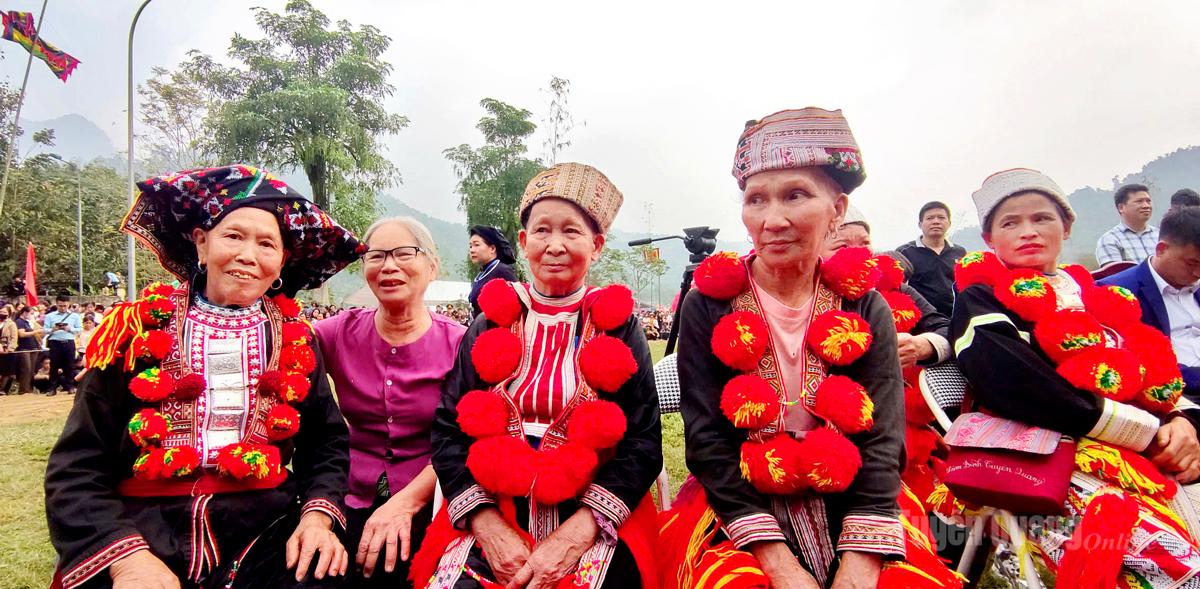 Tuyên Quang: Bộ trang phục cưới được gìn giữ hơn bảy thập kỷ Tuyên Quang: Bộ trang phục cưới được gìn giữ hơn bảy thập kỷ