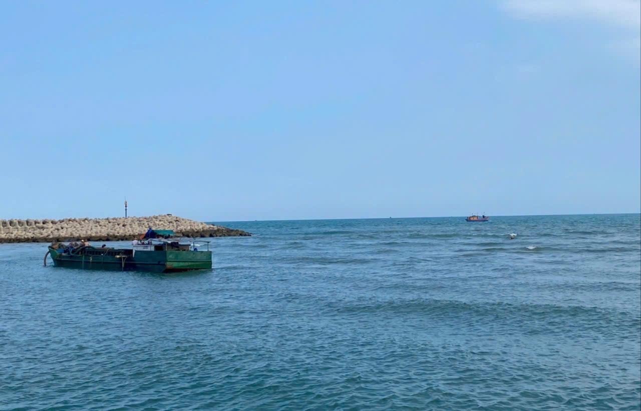 Lâm Đồng: Cửa biển La Gi được nạo vét, ngư dân phấn khởi Lâm Đồng: Cửa biển La Gi được nạo vét, ngư dân phấn khởi