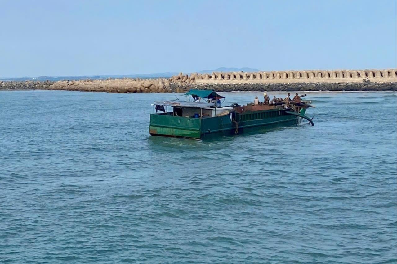 Lâm Đồng: Cửa biển La Gi được nạo vét, ngư dân phấn khởi Lâm Đồng: Cửa biển La Gi được nạo vét, ngư dân phấn khởi