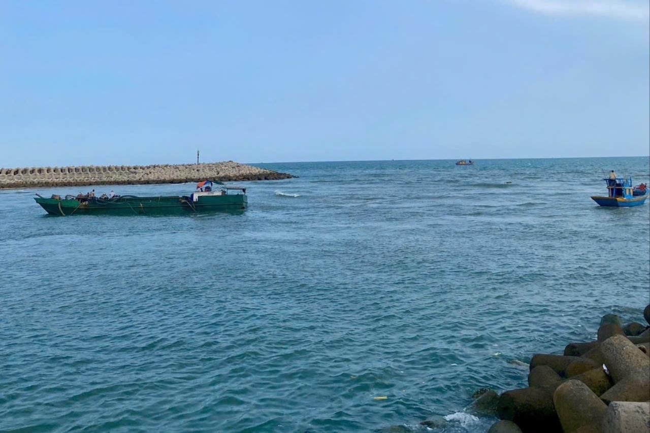 Lâm Đồng: Cửa biển La Gi được nạo vét, ngư dân phấn khởi Lâm Đồng: Cửa biển La Gi được nạo vét, ngư dân phấn khởi