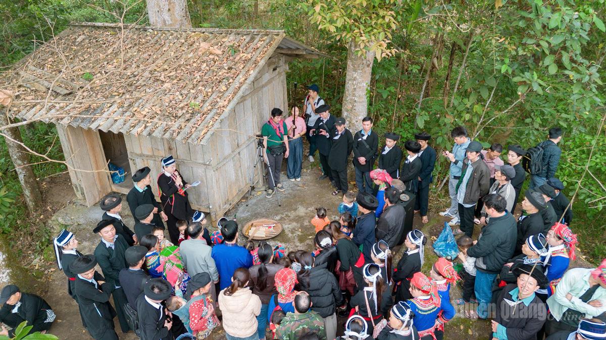 Tuyên Quang: Lễ cúng Nam Miều xã Tân Tiến và Lễ cúng Thần rừng tại xã Lùng Tám Tuyên Quang: Lễ cúng Nam Miều xã Tân Tiến và Lễ cúng Thần rừng tại xã Lùng Tám