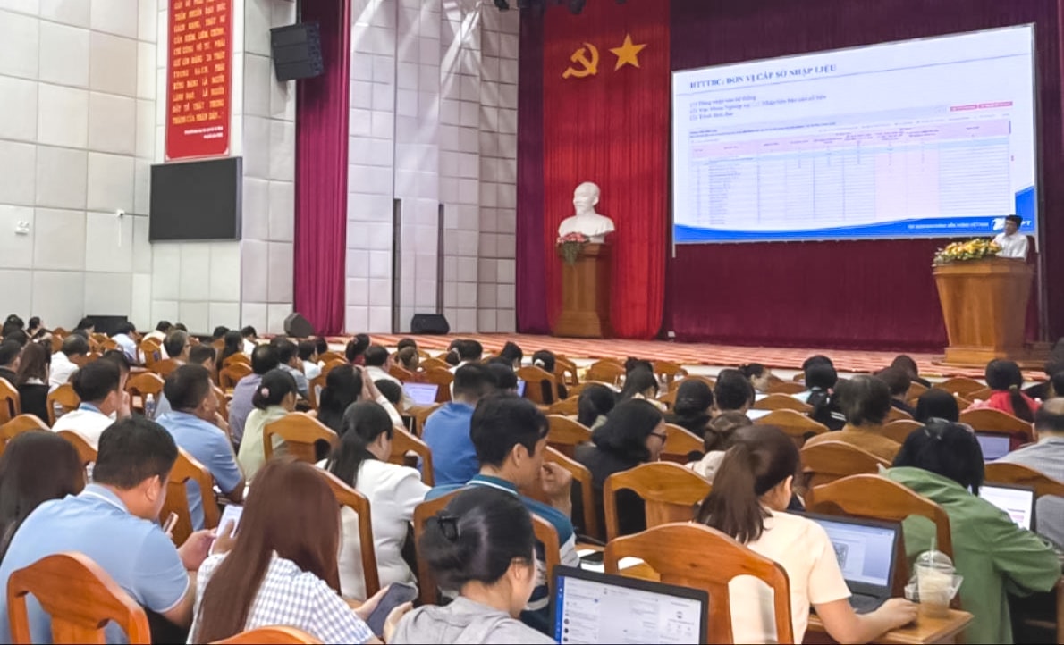 Lâm Đồng tập huấn hệ thống thông tin báo cáo cho gần... Lâm Đồng tập huấn hệ thống thông tin báo cáo cho gần...