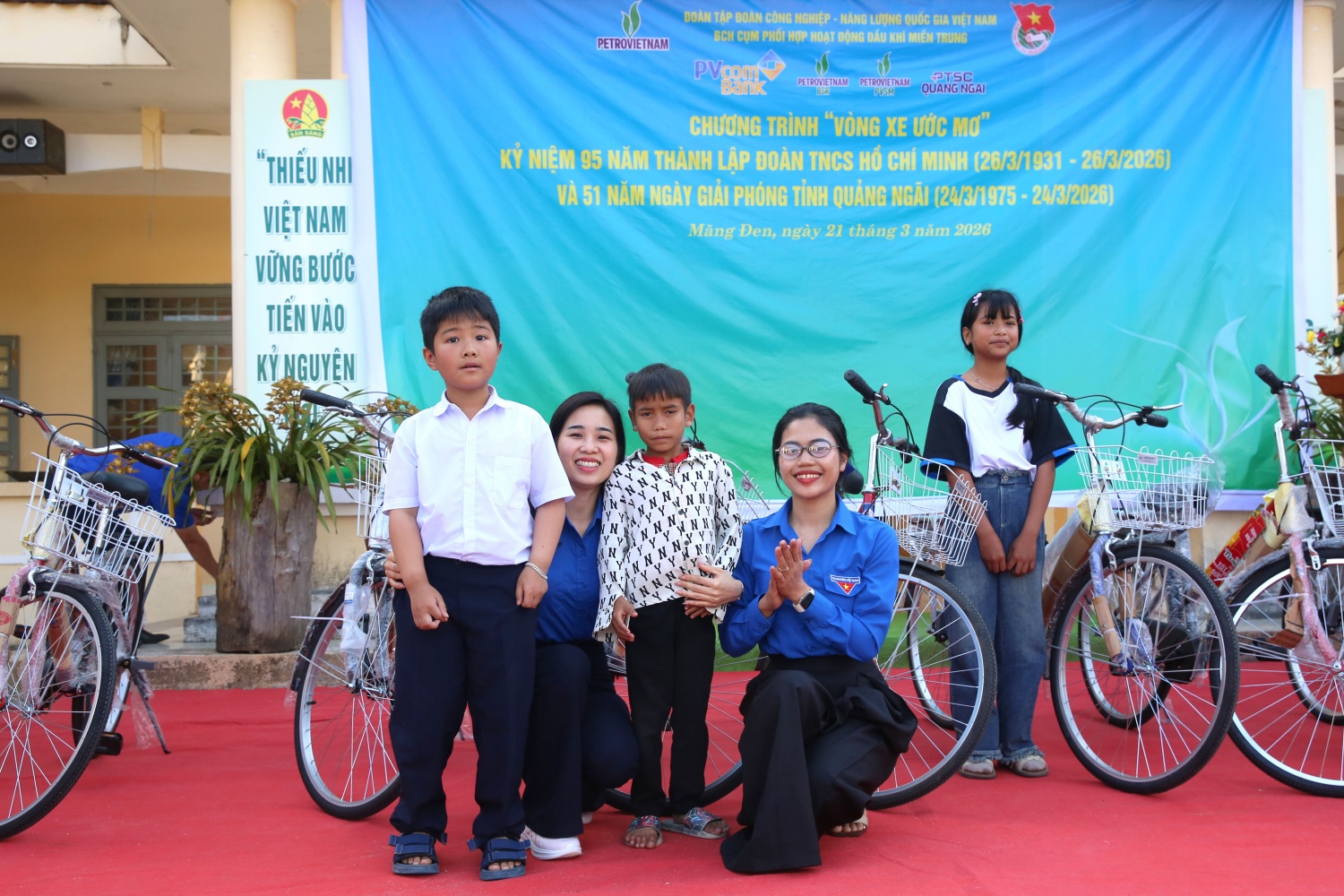 Cụm phối hợp Tuổi trẻ Petrovietnam miền Trung thực hiện nhiều chương trình ý nghĩa cho học sinh vùng cao Quảng Ngãi