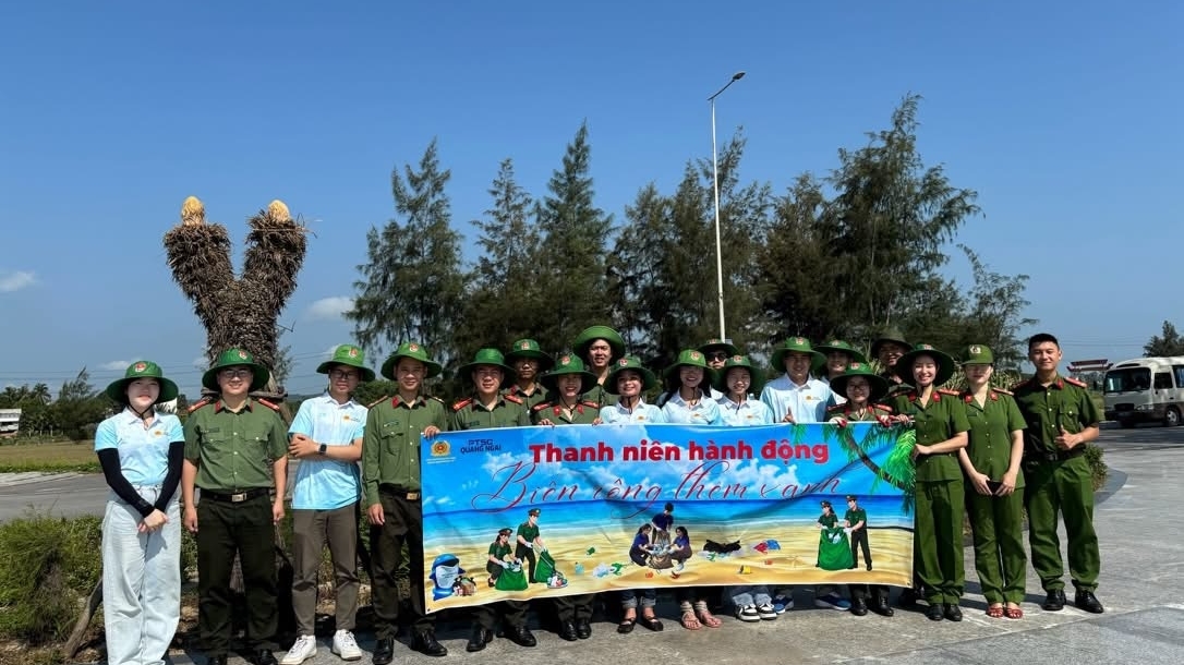Tuổi trẻ PTSC Quảng Ngãi chung tay làm sạch biển