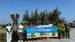 Tuổi trẻ PTSC Quảng Ngãi chung tay làm sạch biển