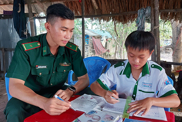 Tuổi trẻ Bộ đội Biên phòng Cà Mau bám dân giữ biển