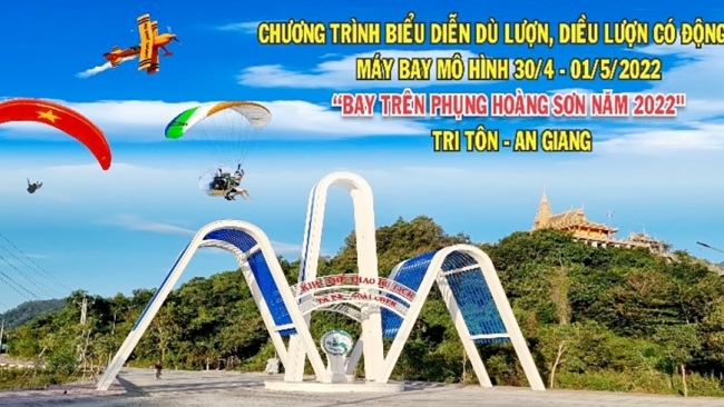 An Giang: UBND huyện Tri Tôn tổ chức bay dù lượn dịp 30/4, 1/5