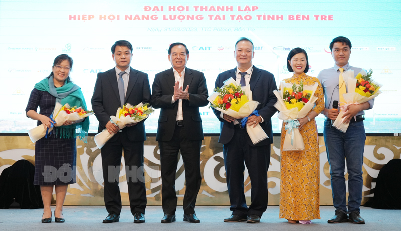 Chủ tịch UBND tỉnh Trần Ngọc Tam trao hoa chúc mừng Ban Chấp hành.