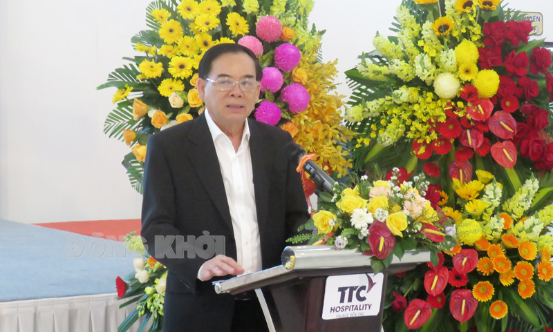 Chủ tịch UBND tỉnh Trần Ngọc Tam phát biểu tại đại hội.