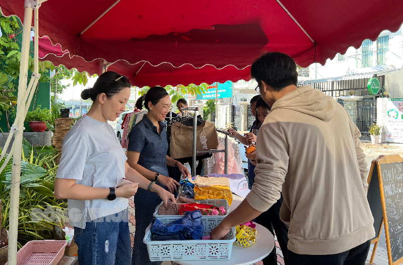 Các bạn trẻ tham gia phiên chợ hạnh phúc, tại Khu đô thị Hưng Phú, TP. Bến Tre.