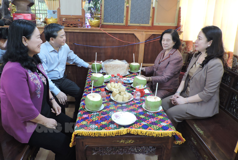 Đoàn thăm hỏi gia đình cố Phó thủ tướng Chính phủ Trương Vĩnh Trọng.