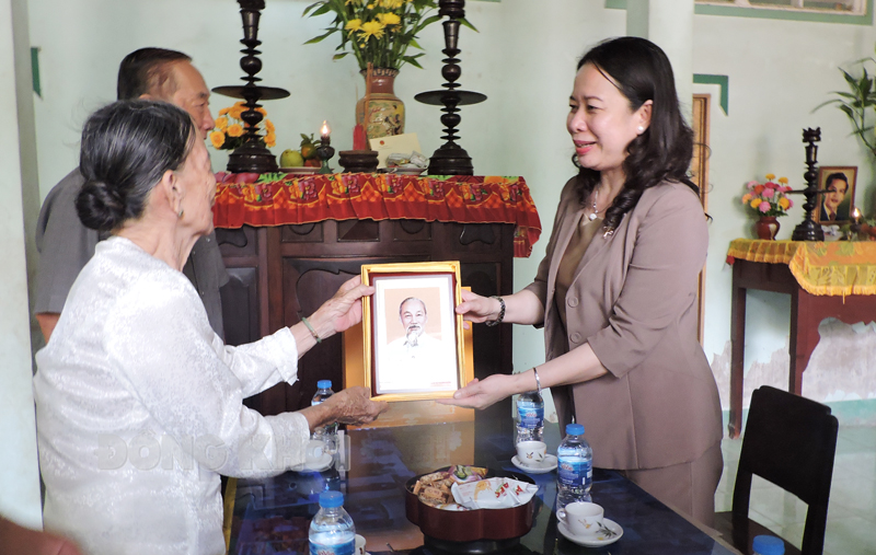 Tặng quà, di ảnh Bác cho gia đình Mẹ Việt Nam anh hùng Phạm Thị Ren.