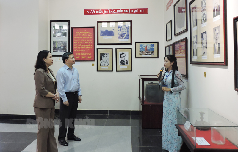 Tham quan phòng trưng bài tư liệu tại Khu lưu niệm Nữ tướng Nguyễn Thị Định.
