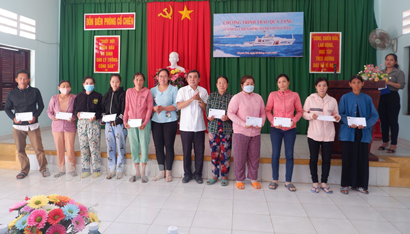 Trưởng ban Dân vận Tỉnh ủy Bùi Văn Bia trao quà cho bà con ngư dân tại huyện Thạnh Phú.