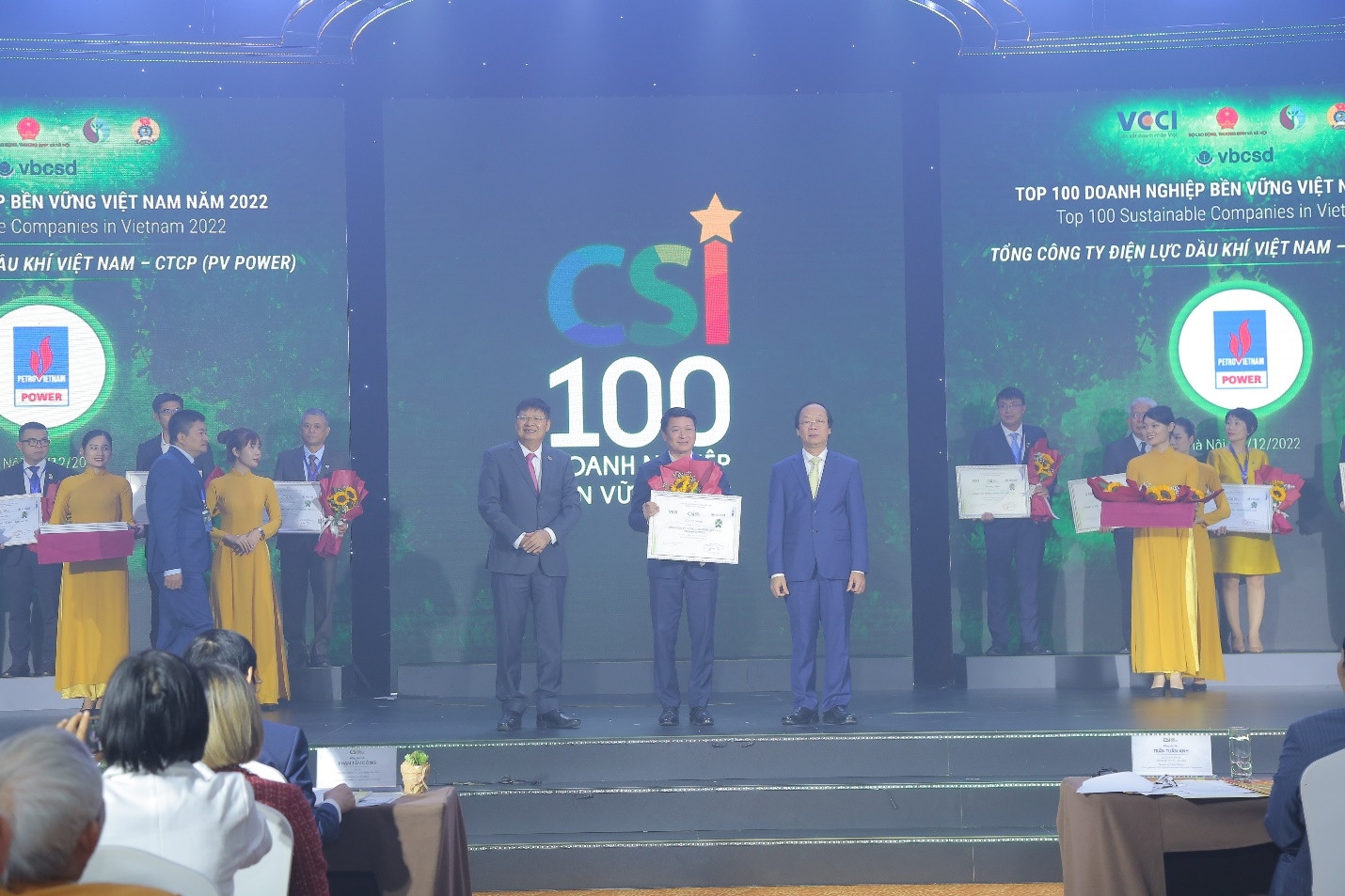 Ông Nguyễn Duy Giang, Phó Tổng giám đốc PV Power nhận vinh danh Top 100 doanh nghiệp bền vững Việt Nam năm 2022.
