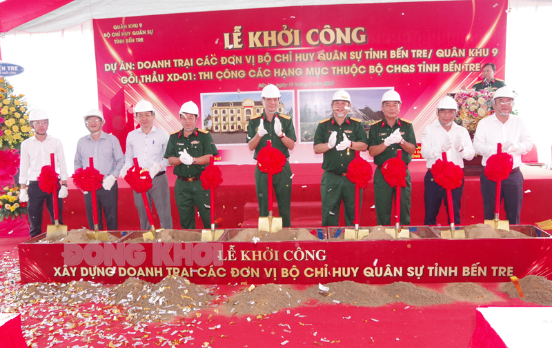 Đại biểu thực hiện nghi thức khởi công công trình.