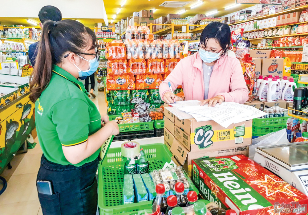 Các cửa hàng tiện lợi góp phần hình thành kênh mua sắm hiện đại cho người dân quận Bình Thủy.