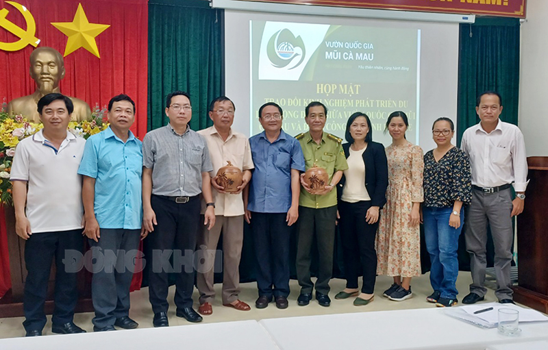 Đoàn Bến Tre trao quà lưu niệm cho lãnh đạo Vườn Quốc gia Mũi Cà Mau và Chi cục Kiểm lâm tỉnh Cà Mau.