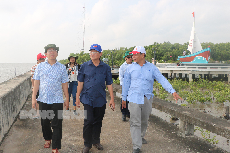 Đoàn công tác tỉnh Bến Tre tham quan Khu du lịch Mũi Cà Mau.
