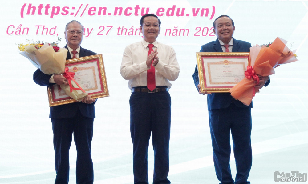 Trường Đại học Nam Cần Thơ đón nhận Bằng khen của Thủ tướng Chính phủ