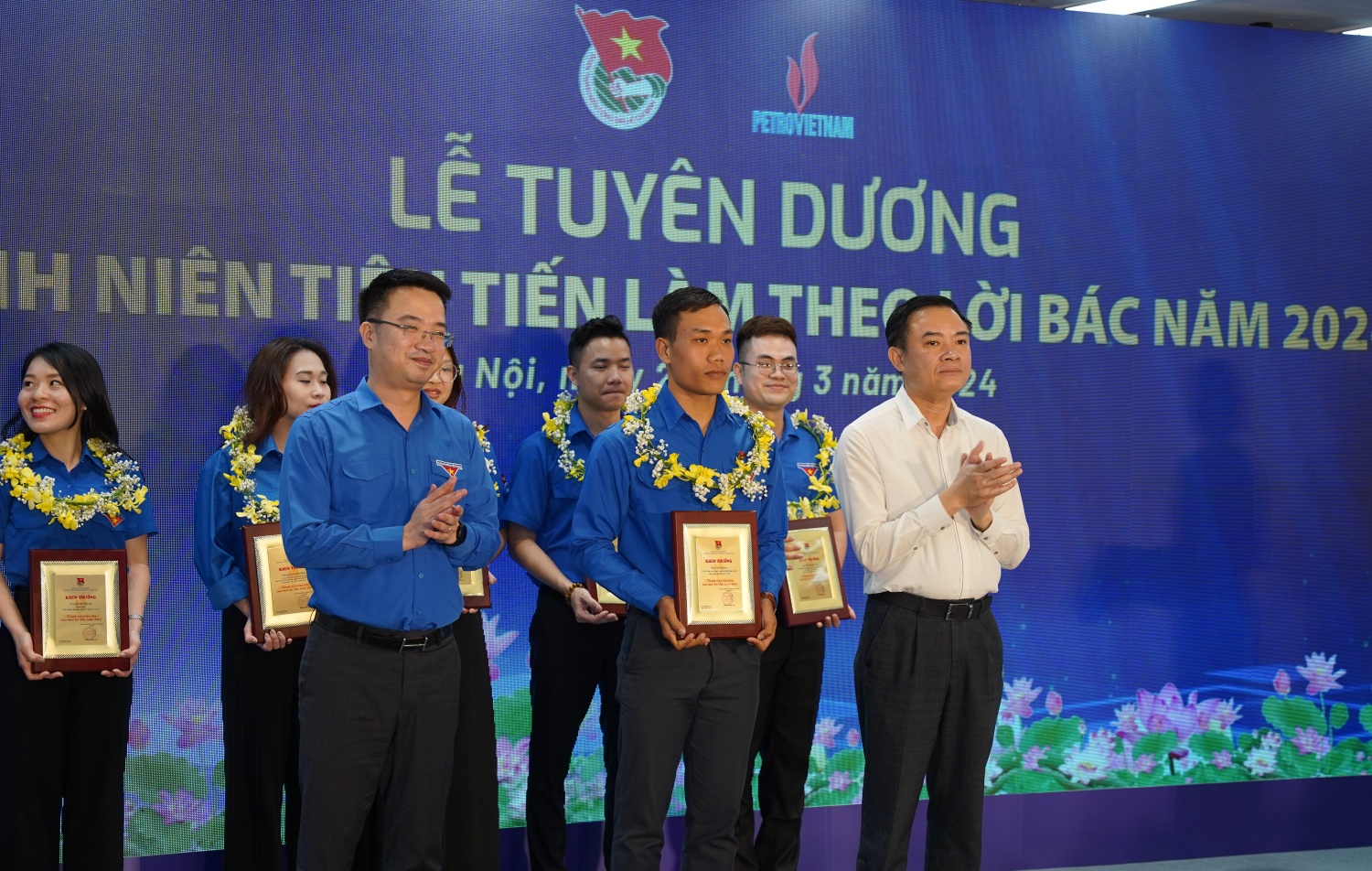 Đồng chí Nguyễn Hoàng Văn nhận vinh danh Cán bộ Đoàn tiêu biểu
