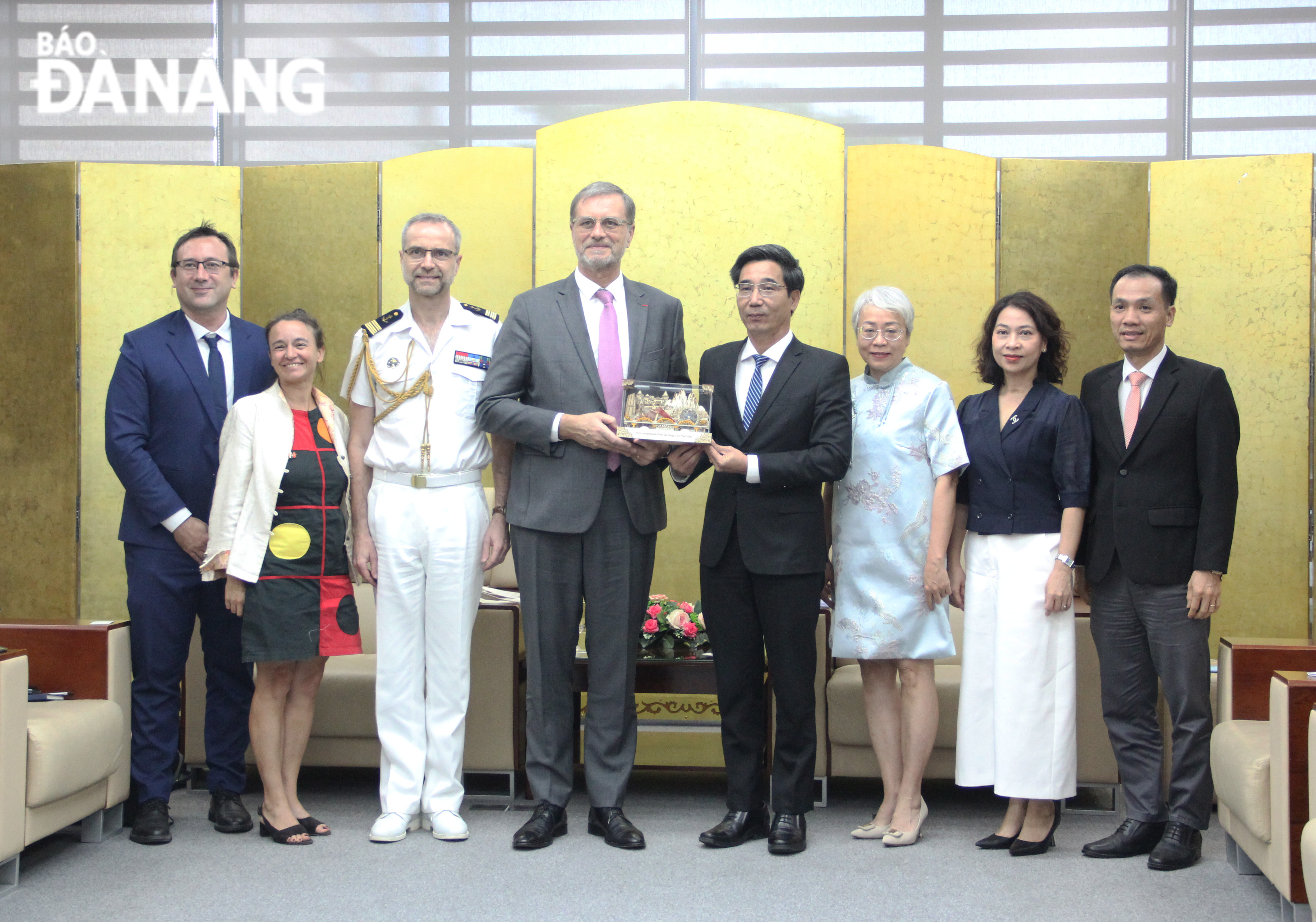 Phó Chủ tịch UBND thành phố Trần Chí Cường (thứ 4, bên phải qua) tặng quà lưu niệm cho Đại sứ Pháp tại Việt Nam Olivier Brochet (thứ 5, bên phải qua). Ảnh: X.HẬU