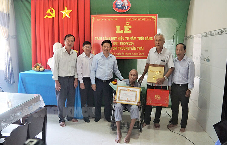 Bến Tre: Phó bí thư Thường trực Tỉnh ủy Trần Thanh Lâm trao Huy hiệu Đảng tại huyện Thạnh Phú
