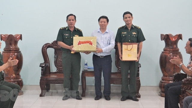 Bến Tre: Phó bí thư Thường trực Tỉnh ủy Trần Thanh Lâm trao Huy hiệu Đảng tại huyện Thạnh Phú