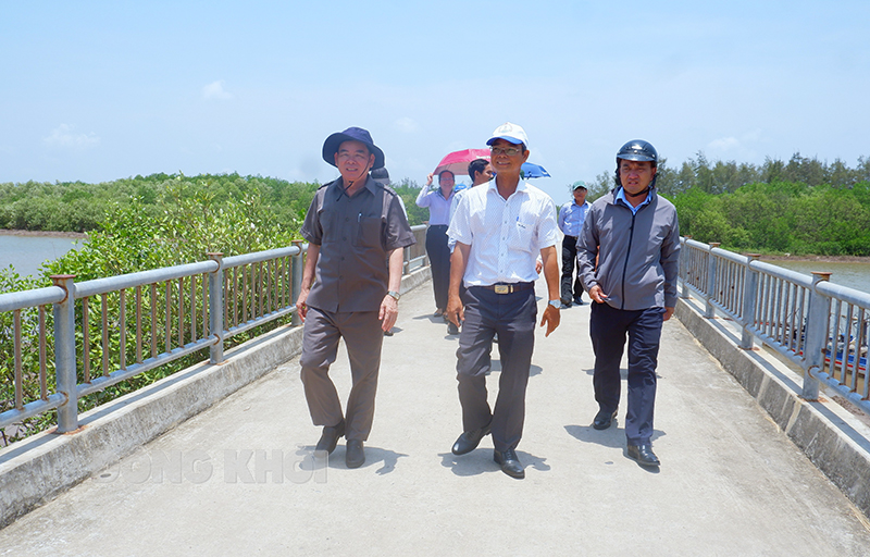 Chủ tịch UBND tỉnh Trần Ngọc Tam khảo sát kêu gọi đầu tư phát triển du lịch tại xã Thạnh Hải.